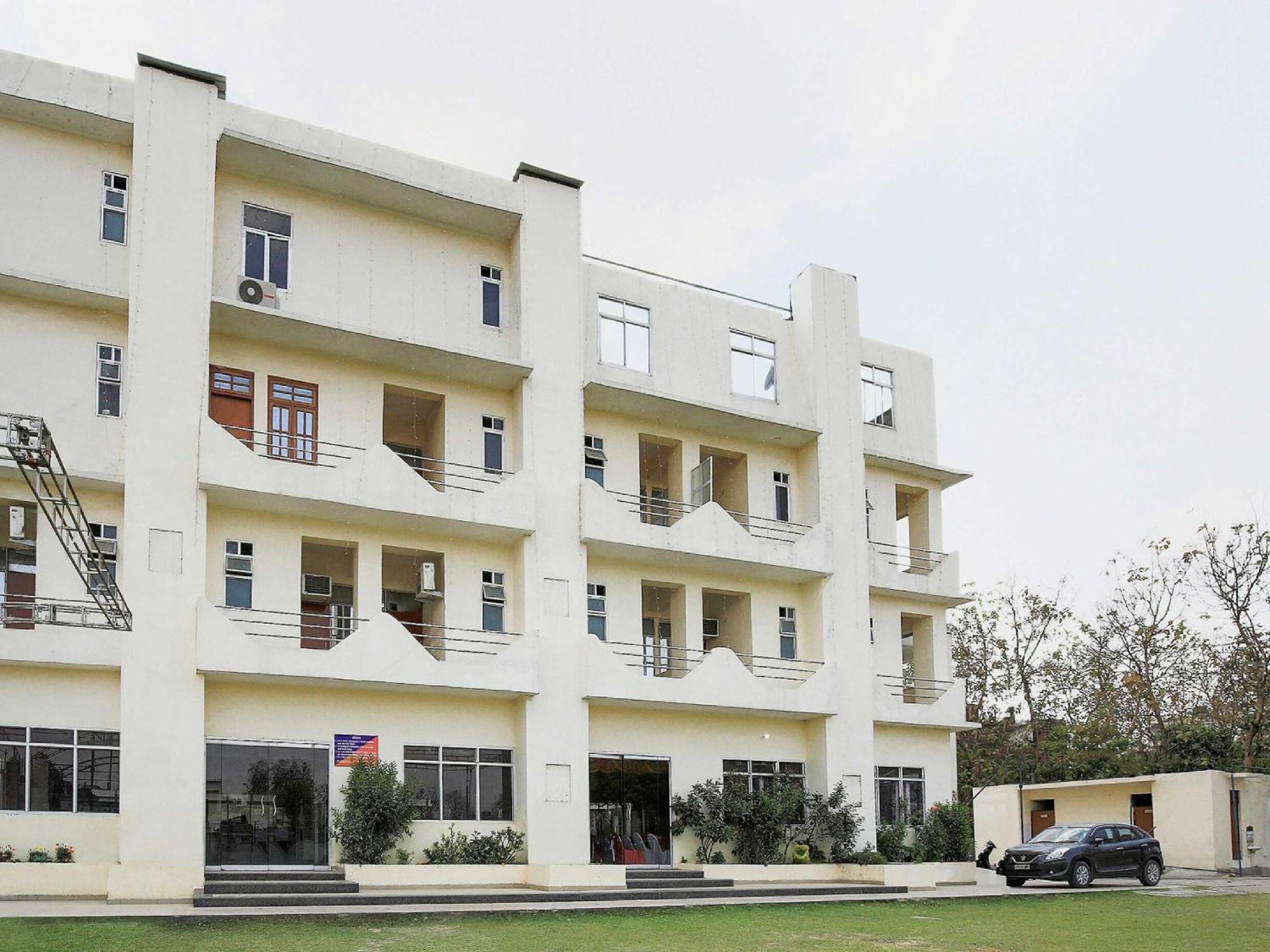 Oyo Flagship 37109 Mangalam Guest House Chinhat Exterior photo