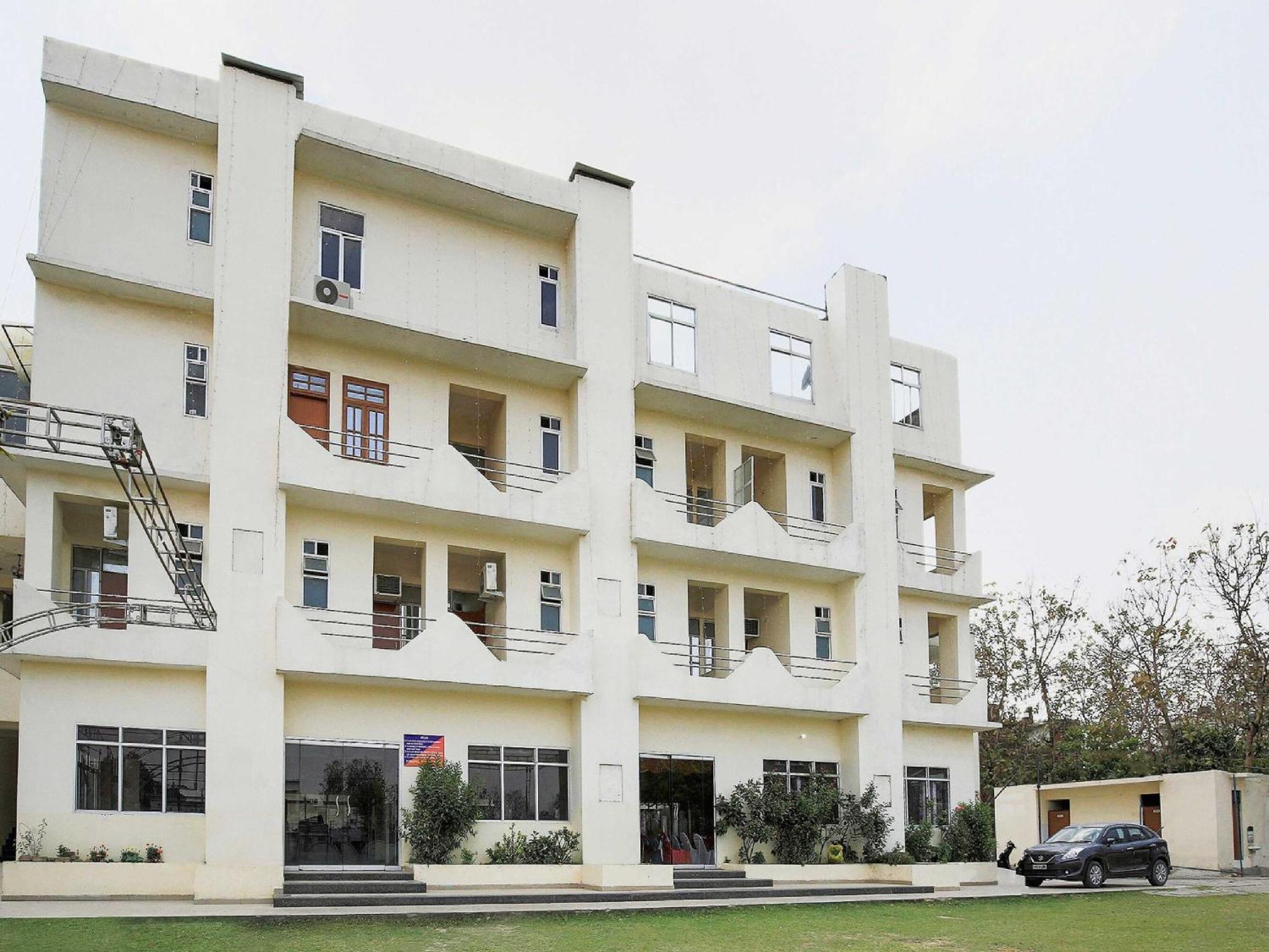 Oyo Flagship 37109 Mangalam Guest House Chinhat Exterior photo